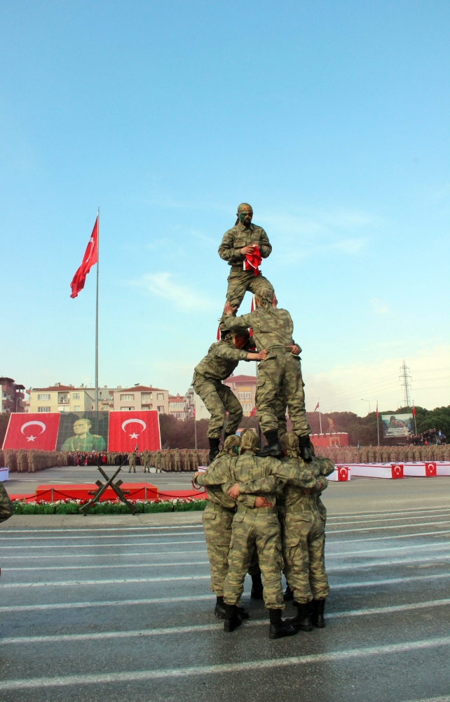 Komandolardan zeybek, horon ve halay performansı